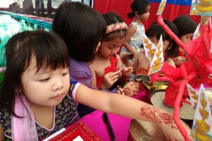cara menumbuhkan sikap hormat terhadap tradisi atau budaya masyarakat di indonesia