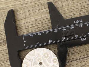 alat ukur panjang yang lebih tepat digunakan untuk mengukur panjang garis tengah kancing