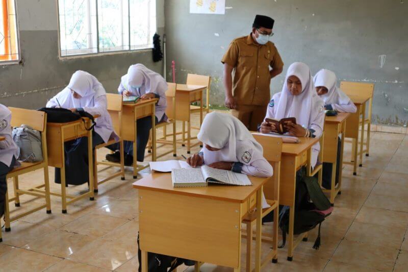 perbedaan yang paling mendasar antara kkm dengan kriteria ketercapaian tujuan pembelajaran