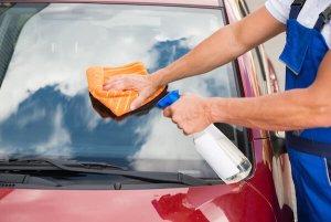 cara membersihkan jamur kaca mobil